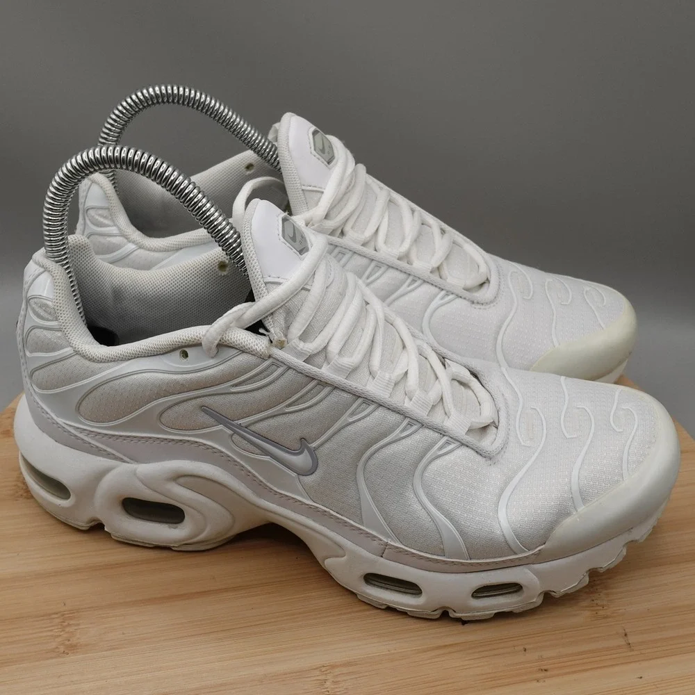 Nike Shoes Women 8.5 White Air Max Plus Sneaker Athletic TN CW7044-100 Flaws